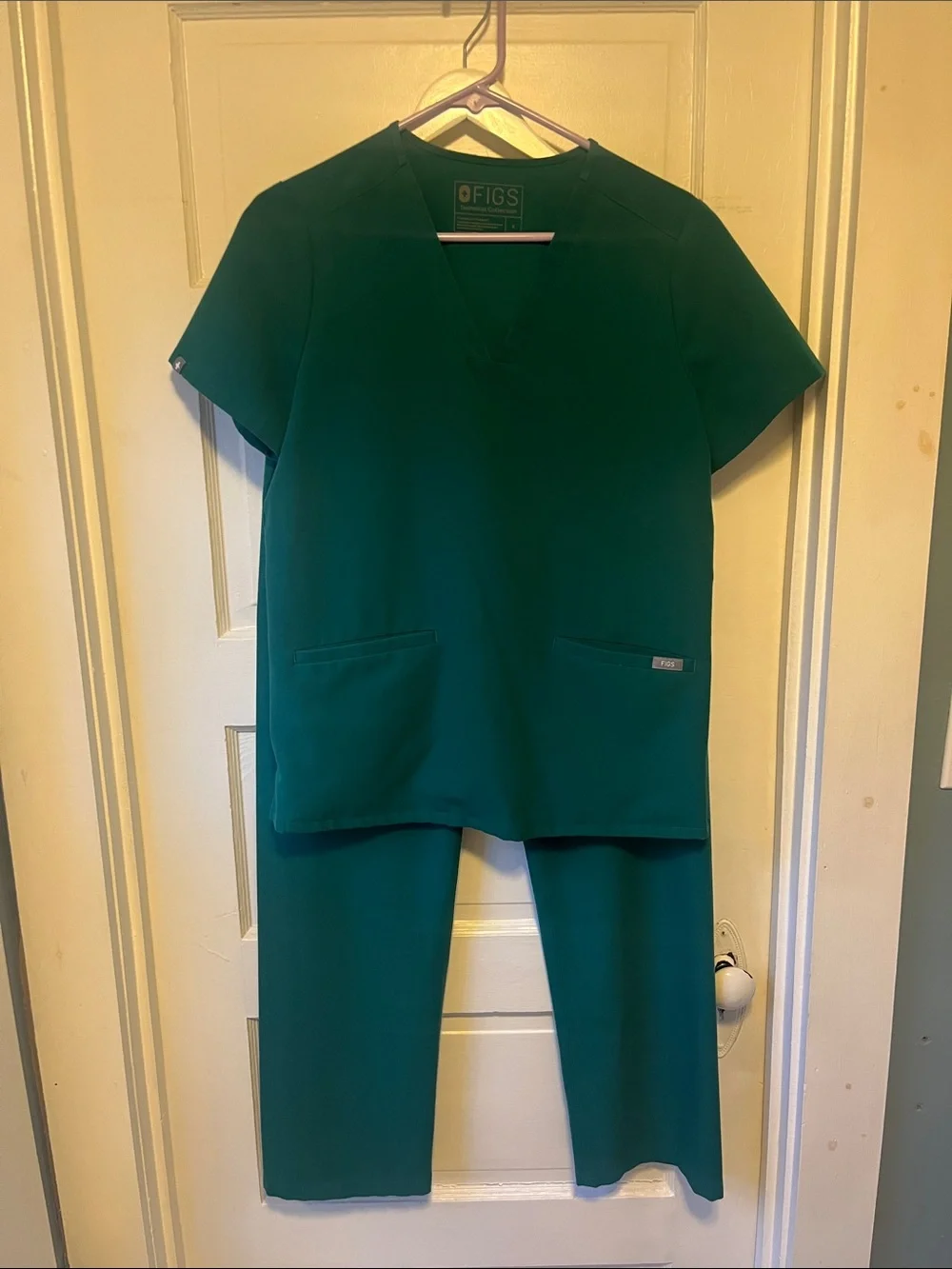W’s EUC Figs Hunter Green Scrub Set - Top & Pants, size small - Picture 1 of 5